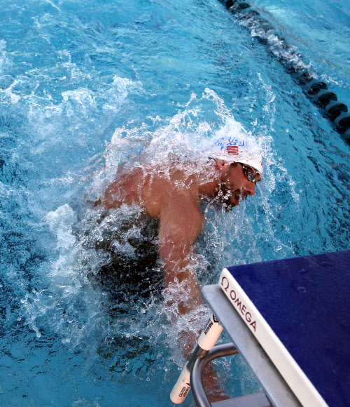 16일(현지시간) 미국 애리조나주 메사에서 열린 2014-15 아레나 프로 수영 시리즈 4차 대회 이틀째 남자 접영 100m 결승전에 참가한 마이클 펠프스. ⓒAFPBBNews=News1