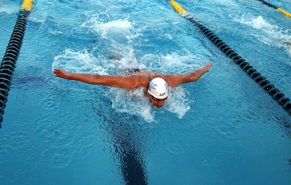 16일(현지시간) 미국 애리조나주 메사에서 열린 2014-15 아레나 프로 수영 시리즈 4차 대회 이틀째 남자 접영 100m 결승전에 참가한 마이클 펠프스. ⓒAFPBBNews=News1