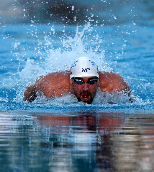 16일(현지시간) 미국 애리조나주 메사에서 열린 2014-15 아레나 프로 수영 시리즈 4차 대회 이틀째 남자 접영 100m 결승전에 참가한 마이클 펠프스. ⓒAFPBBNews=News1
