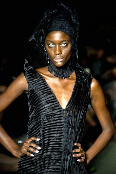 상파울루 패션위크(the Sao Paulo Fashion Week)’ 에서 현지 브랜드인 ‘리노 빌라벤투라’(Lino Villaventura)의 2016 여름 컬렉션