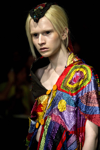 상파울루 패션위크(the Sao Paulo Fashion Week)’ 에서 현지 브랜드인 ‘리노 빌라벤투라’(Lino Villaventura)의 2016 여름 컬렉션