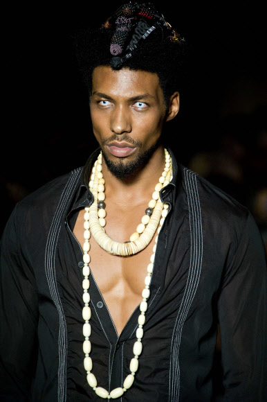 상파울루 패션위크(the Sao Paulo Fashion Week)’ 에서 현지 브랜드인 ‘리노 빌라벤투라’(Lino Villaventura)의 2016 여름 컬렉션