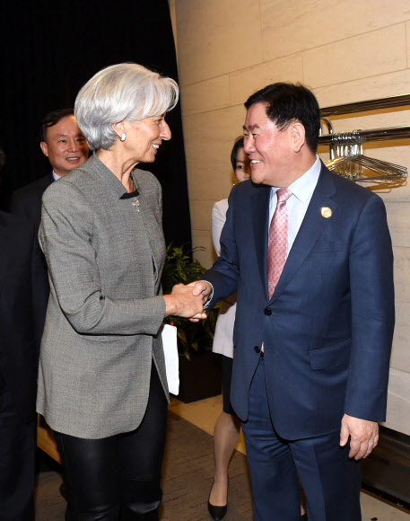 IMF 총재와 악수 
