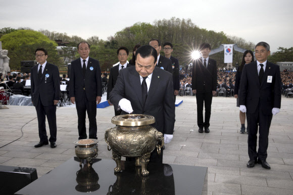 이완구 국무총리가 19일 오전 서울시 강북구 국립 4.19 민주묘지에서 국가보훈처 주관으로 열린 제55주년 4·19혁명 기념식에서 분향을 하고 있다.  연합뉴스