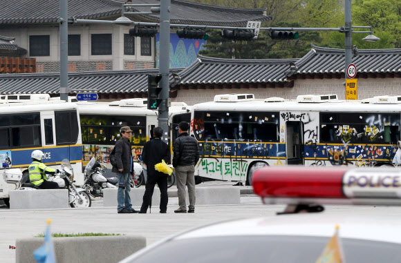 19일 오전 서울 광화문 앞에 지난 밤 ‘세월호참사 범국민대회’ 행진 참가자들에 의해 손상된 경찰버스가 서 있다.  연합뉴스