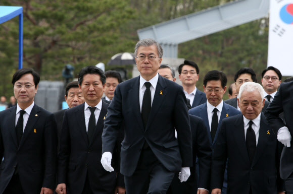 새정치민주연합 문재인 대표와 의원들이 19일 서울 강북구 수유리 국립4·19민주묘지에서 제55주년 4·19혁명 기념일을 맞아 참배하고 있다. 연합뉴스