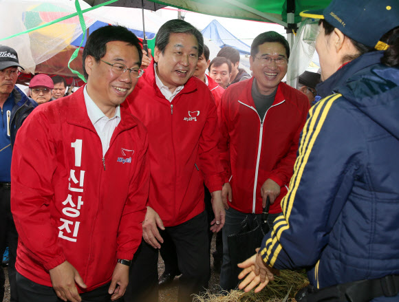 새누리당 김무성 대표(가운데)와 4·29재보선 성남중원에 출마한 신상진 국회의원 후보가 19일 경기 성남시 중원구 모란시장에서 상인들에게 지지를 호소하고 있다.    연합뉴스