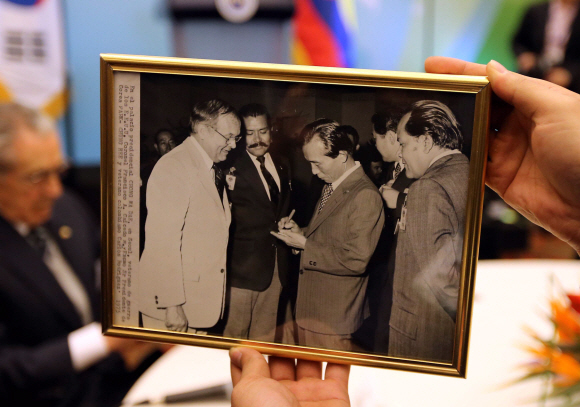 카이세도(왼쪽 두 번째)가 1975년 한국 정부 초청으로 방한했을 때 박 대통령의 부친 박정희 전 대통령과 만나는 모습. 보고타(콜롬비아) 안주영 기자 jya@seoul.co.kr