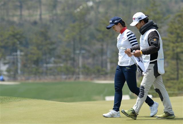 한국여자프로골프(KLPGA) 투어 2015 시즌 개막전 챔피언 김보경(왼쪽)과 ‘캐디 아빠’ 김정원씨가 지난 18일 삼천리 투게더오픈 2라운드가 펼쳐진 경기 안산시 대부도의 아일랜드 골프클럽 15번홀 페어웨이를 묵묵히 걷고 있다.