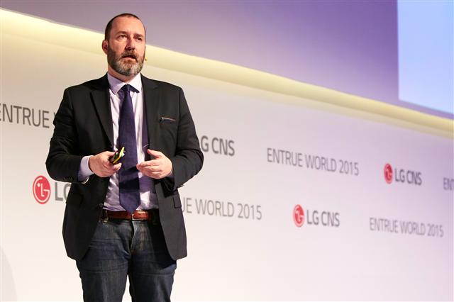 사물인터넷(IoT) 개념의 창시자 케빈 애슈턴이 21일 엔트루 월드 2015의 기조연설자로 무대에 올라 강연하고 있다.  LG CNS 제공