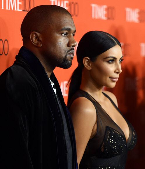 시사주간지 ‘타임’이 선정한 ‘2015 세계에서 가장 영향력 있는 인물 100인’으로 뽑힌 할리우드 배우 킴 카다시안과 그의 남편 카니예 웨스트가 21일(현지시간) 미국 뉴욕의 링컨센터에서 열린 ‘타임 100 갈라쇼’에 참석했다. 킴 카다시안은 풍성한 치마가 돋보이는 검정색 드레스를 입고 등장해 볼륨감 넘치는 몸매를 뽐냈다. ⓒAFPBBNews=News1
