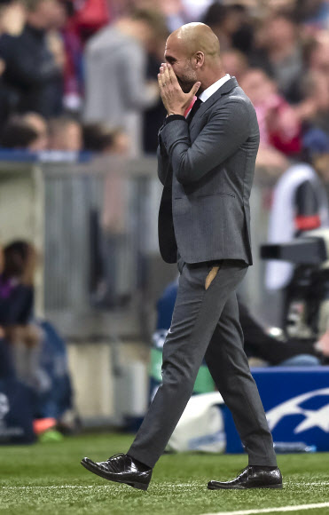 21일(현지시간) 독일 뮌헨에서 열린 2014-2015 유럽축구연맹(UEFA) 챔피언스리그 바이에른 뮌헨과 FC포르투의 8강 2차전 도중 과르디올라 뮌헨 감독의 바지가 찢어진 모습이 카메라에 잡혔다. 과르디올라 뮌헨 감독이 선수들에게 격렬한 몸짓으로 지시를 하던 중 바지가 터져 버린 것.  ⓒAFPBBNews=News1