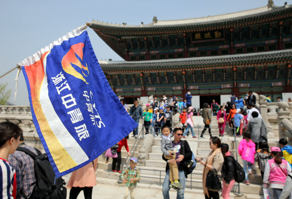 한국관광공사는 중국 노동절인 이달 30일부터 5월 4일까지 한국을 방문할 유커(遊客·중국인 관광객)가 작년동기보다 20.6%나 늘어난 10만명에 이를 것으로 추산했다고 23일 밝혔다. 이날 경복궁을 찾은 중국인 관광객들이 근정전 등 경복궁 경내를 둘러보고 있다.  연합뉴스