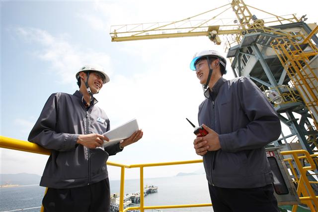 한국가스공사 임직원들이 LNG 생산기지를 둘러보고 있다. 한국가스공사 제공