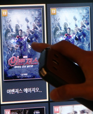 영화 ’어벤져스:에이지 오브 울트론’(이하 ’어벤져스2’)가 96%에 육박한 예매점유율을 기록한 가운데 23일 오후 서울 광진구의 한 멀티플렉스 극장에서 시민들이 ’어벤져스2’를 예매하고 있다.<br>연합뉴스