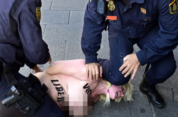 스페인 경찰에게 제압당한 페멘 회원 ⓒAFPBBNews=News1