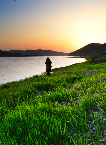 나날이 푸름을 더해 가는 여주 남한강변. 주민들은 부드러운 곡선을 그리며 흘러가는 이 강을 특별히 여강이라 부른다.