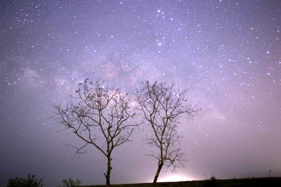 미얀마 양곤 근처 탄린의 하늘, 은하수를 배경으로 떨어지는 거문고 자리 유성우.
