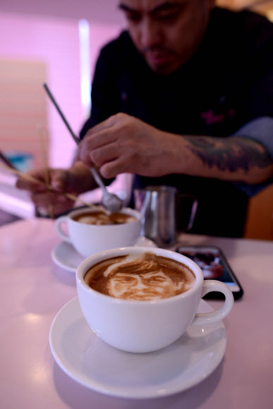 필리핀 커피 거품화가 자크 욘존