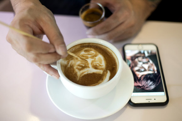 필리핀 커피 거품화가 자크 욘존