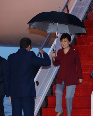 중남미 4개국을 순방 중인 박근혜 대통령이 23일(현지시간) 마지막 순방국인 브라질의 브라질리아 공군기지에 도착해 의전을 받고 있다.<br><br>브라질리아(브라질) 안주영기자 jya@seoul.co.kr
