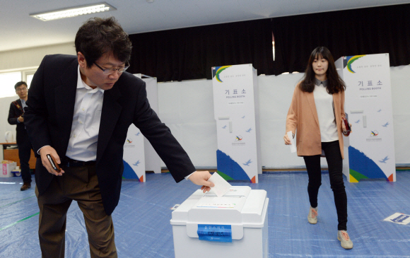 4·29 재·보궐선거 사전투표 첫째 날인 24일 서울 관악구 난향동주민센터에서 유권자들이 한 표를 행사하고 있다. 정연호 기자 tpgod@seoul.co.kr