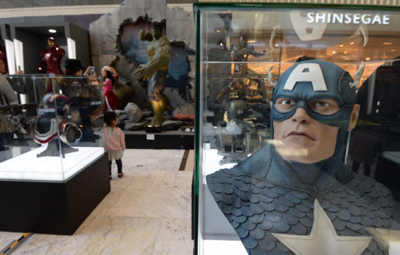 26일 오전 서울 신세계백화점 영등포점에서 열린 ’슈퍼 히어로전’에서 모델들이 캐릭터 모형과 포즈를 취하고 있다. 신세계는 영화 ’어벤져스2’ 개봉에 맞춰 아이언맨, 헐크, 토르, 캡틴 아메리카 등 헐리우드 슈퍼 히어로를 모두 만날 수 있는 슈퍼 히어로전을 내달 5일까지 개최하며 전시된 100여종 이상의 모형은 현장에서 직접 구입할 수 있다.  도준석 기자 pado@seoul.co.kr