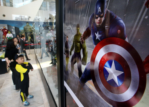 슈퍼 히어로 만나보는 시민들