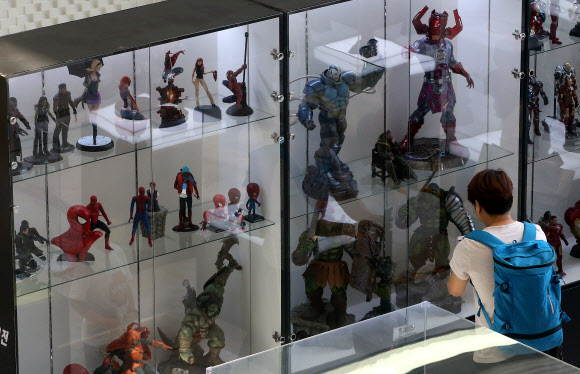 슈퍼 히어로 만나보는 시민들