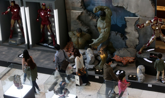 슈퍼 히어로 만나보는 시민들