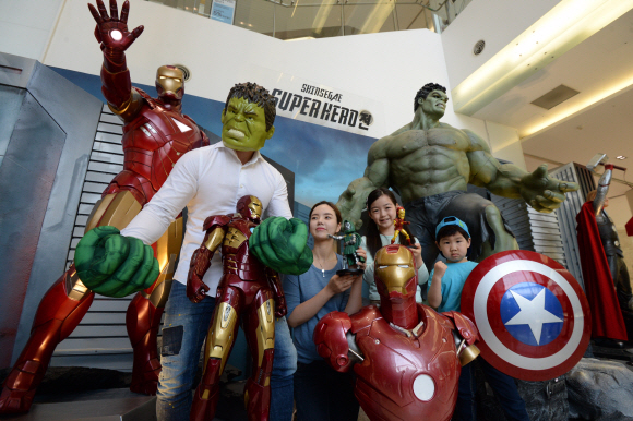 26일 오전 서울 신세계백화점 영등포점에서 열린 ’슈퍼 히어로전’에서 모델들이 캐릭터 모형과 포즈를 취하고 있다. 신세계는 영화 ’어벤져스2’ 개봉에 맞춰 아이언맨, 헐크, 토르, 캡틴 아메리카 등 헐리우드 슈퍼 히어로를 모두 만날 수 있는 슈퍼 히어로전을 내달 5일까지 개최하며 전시된 100여종 이상의 모형은 현장에서 직접 구입할 수 있다. 도준석 기자 pado@woul.co.kr