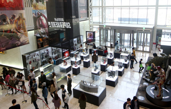 슈퍼 히어로 만나보는 시민들