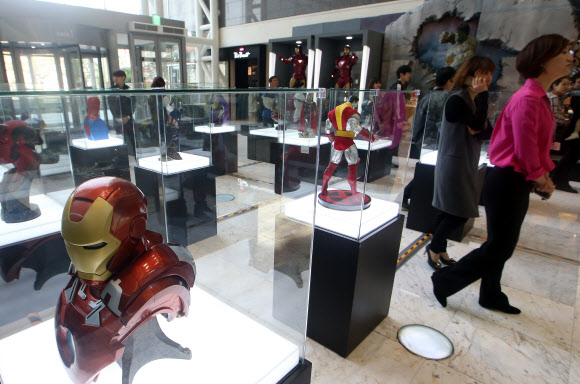 슈퍼 히어로 만나보는 시민들