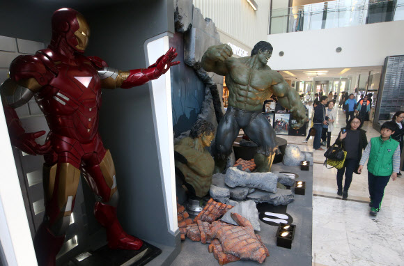 슈퍼 히어로 만나보는 시민들