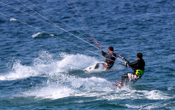 파도 가르며 더위 식혀요