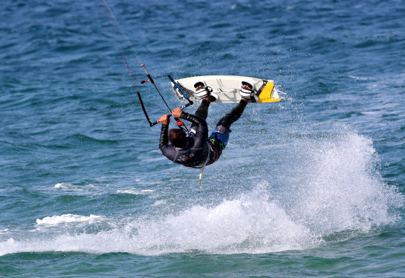 파도 가르며 더위 식혀요