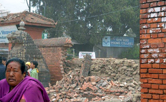 무너져 내린 네팔의 건물