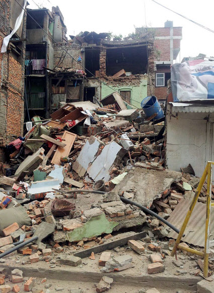 무너져 내린 네팔의 건물