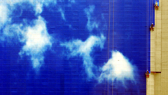 ‘제7회 하늘과 사람’ 사진 공모전에서 대상을 받은 한성숙씨의 ‘푸른 하늘 만들어요’ 작품. 수도권대기환경청 제공