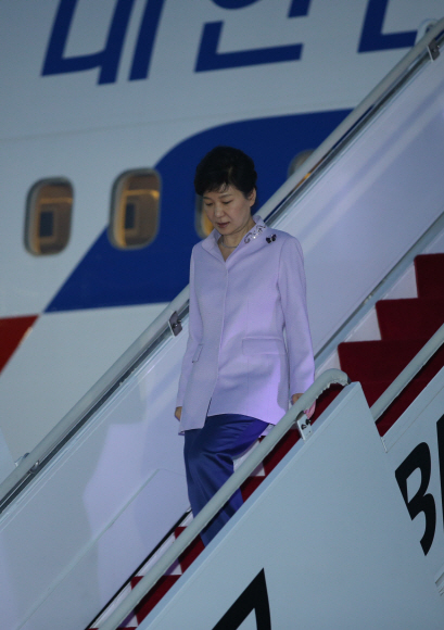 남미 4개국 순방을 마치고 27일 오전5시반 경 서울공항에 도착한 박근혜 대통령이 공군1호기에서 내리고 있다.  안주영 기자 jya@seoul.co.kr