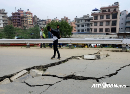 네팔 수도 카트만두에서 강진이 일어난 지 하루가 지난 26일 구조 대원이 무너져버린 도로를 살펴보고 있다. 25일 발생한 규모 7.8의 강진으로 네팔인 수천명이 사망했다.<br>ⓒAFPBBNew=News1