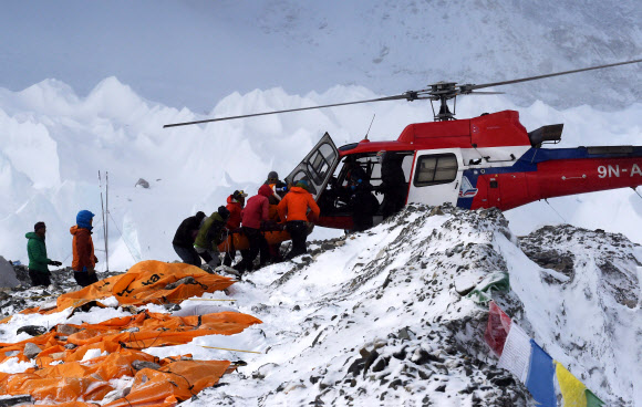 네팔 지진현장, 헬리콥터로 이송되는 부상자ⓒ AFPBBNews=News1