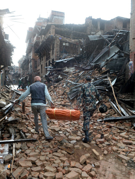 네팔 지진현장 ⓒ AFPBBNews=News1