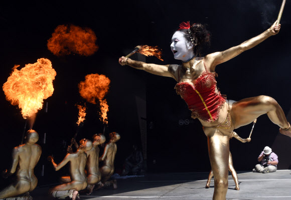 26일 일본 도쿄에서 부토페스티벌이 열린 가운데 아방가르드 무용단 “다이라쿠다칸” 단원들이 온 몸에 금색 칠을 한 채 공연을 선보이고 있다. 부토는 일본의 전통예술인 ‘가부키’와 ‘노’가 서양의 현대무용과 결합한 무용의 한 장르로 “다이라쿠다칸”은 1972년 창립된 대표적인 부토 공연단이다.  ⓒAFPBBNews=News1