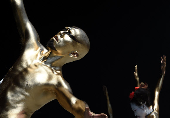 26일 일본 도쿄에서 부토페스티벌이 열린 가운데 아방가르드 무용단 “다이라쿠다칸” 단원들이 온 몸에 금색 칠을 한 채 공연을 선보이고 있다. 부토는 일본의 전통예술인 ‘가부키’와 ‘노’가 서양의 현대무용과 결합한 무용의 한 장르로 “다이라쿠다칸”은 1972년 창립된 대표적인 부토 공연단이다.  ⓒAFPBBNews=News1