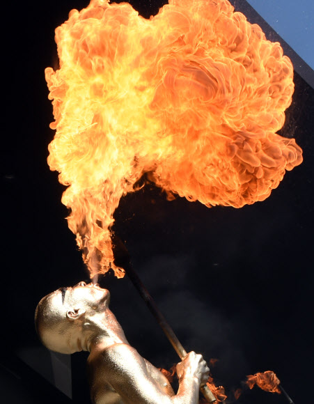 26일 일본 도쿄에서 부토페스티벌이 열린 가운데 아방가르드 무용단 “다이라쿠다칸” 단원들이 온 몸에 금색 칠을 한 채 공연을 선보이고 있다. 부토는 일본의 전통예술인 ‘가부키’와 ‘노’가 서양의 현대무용과 결합한 무용의 한 장르로 “다이라쿠다칸”은 1972년 창립된 대표적인 부토 공연단이다.  ⓒAFPBBNews=News1