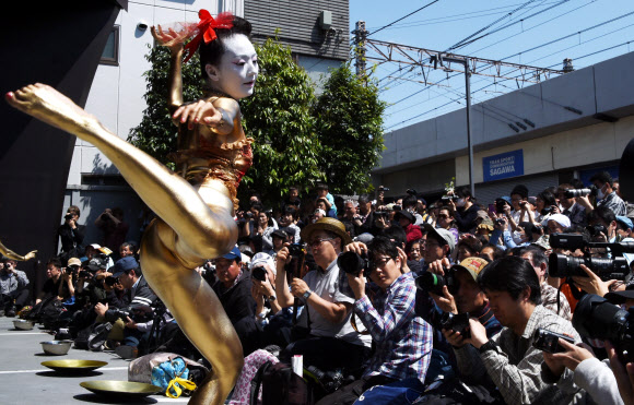 26일 일본 도쿄에서 부토페스티벌이 열린 가운데 아방가르드 무용단 “다이라쿠다칸” 단원들이 온 몸에 금색 칠을 한 채 공연을 선보이고 있다. 부토는 일본의 전통예술인 ‘가부키’와 ‘노’가 서양의 현대무용과 결합한 무용의 한 장르로 “다이라쿠다칸”은 1972년 창립된 대표적인 부토 공연단이다.  ⓒAFPBBNews=News1