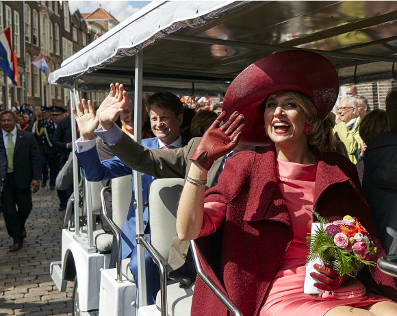 플로리스 네덜란드 왕자와 막시마 여왕이 27일(현지시간) 국왕의 생일을 축하하는 ‘킹스 데이’를 맞아 열린 축제에서 군중들을 향해 손을 흔들고 있다. ⓒAFPBBNews=News1