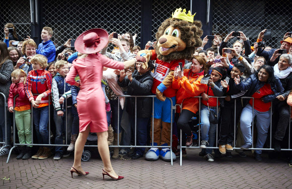 27일 조이트홀란트주 도르드레흐트에서 ‘킹스 데이’를 맞아 대중들과 함께 하고 있는 막시마 네덜란드 왕비. ⓒAFPBBNews=News1