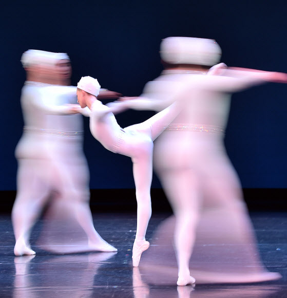 28일(현지시간) 호주 시드니의 오페라 하우스에서 호주 발레단 ‘더 드림’(The Dream) 단원들이 프레드릭 애쉬튼의 안무로 구성된 ‘모노톤즈 II’의 드레스 리허설을 하고 있다. 이 공연은 29일부터 다음달 16일까지 진행된다. ⓒAFPBBNews=News1